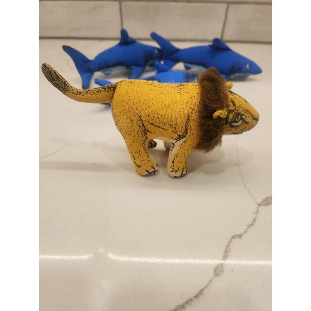 Vintage 2002 Lot Of 4 Animal Planet Toys Wendy's Kids Meal 1 LION AND‎ 3 SHARKS